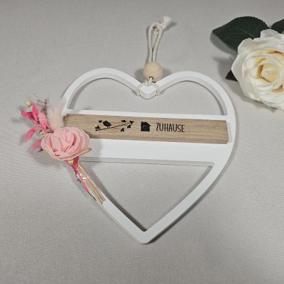 Gießkeramik Herz mit Kunstblumen und Personalisierung "Zuhause"