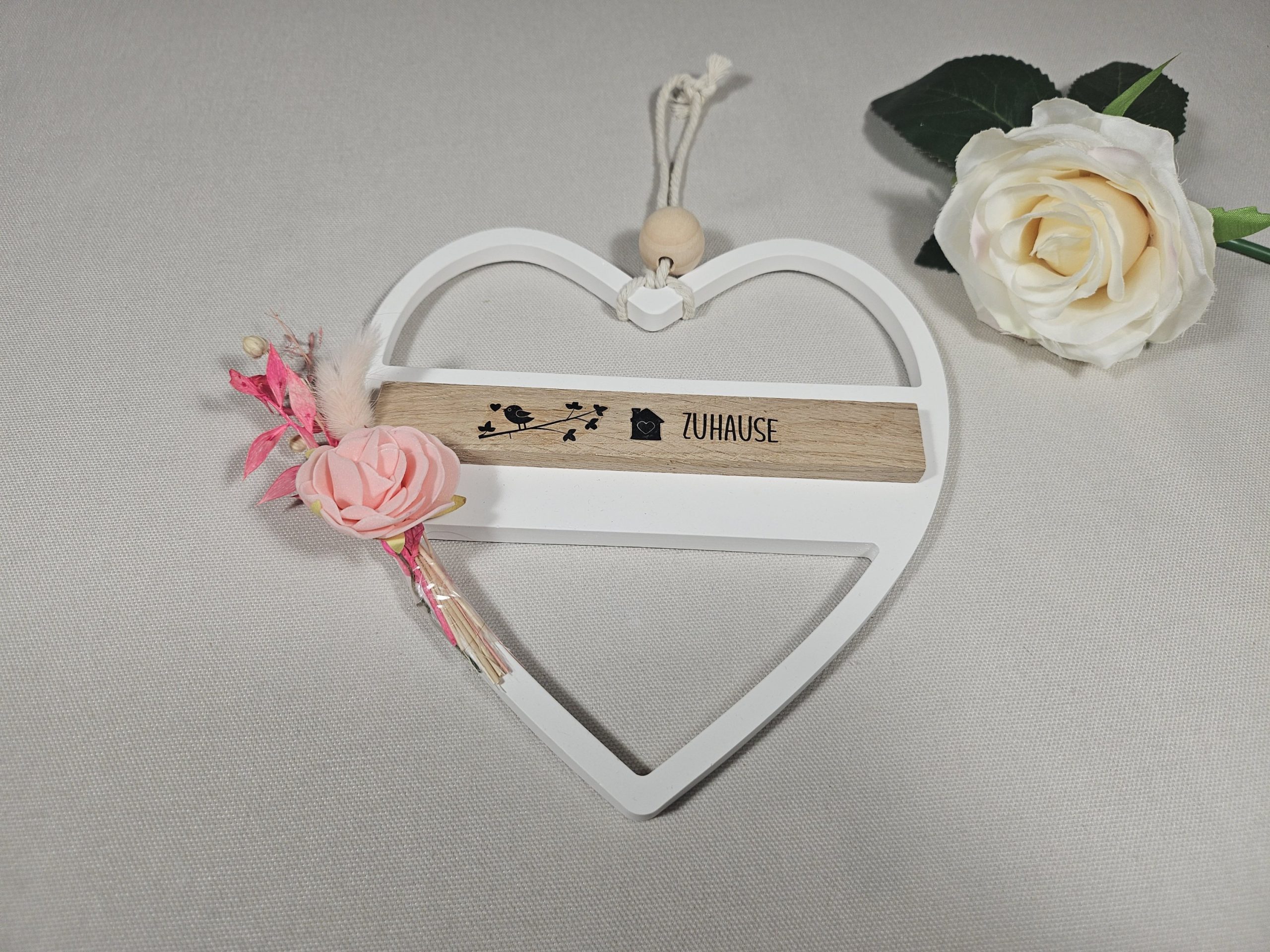 Gießkeramik Herz mit Kunstblumen und Personalisierung "Zuhause"
